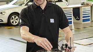 Vor dem Einbau der Kupplung sollte die Kupplungsscheibe auf Planschlag überprüft werden. (Foto: Ralf Barthelmes)