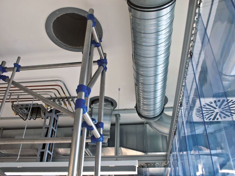 Abb. 3: Kolonnenbereich mit Deckendurchbruch, Montagegerüst für Kolonnenhalterung sowie Lamellenvorhang als Splitterschutz.  (Bild: Siemens)