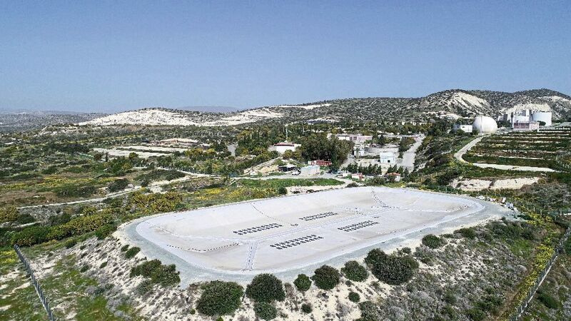 Den ersten Einsatzort der Contitech-Solarfolie ist ein Wasserbecken auf Zypern, nahe der Stadt Limassol. Es ist 6500 m² groß und 4,5 m tief. Die momentan 80 Solarzelleneinheiten liefern, wie es heißt, eine Leistung von 20 kWp. (Contitech)