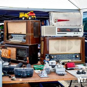 Oldtimer sind nicht nur Autos, sie sind nicht selten auch eine Lebenseinstellung. Entsprechendes „Drumherum“ darf auf einem echten Oldiemarkt ergo nicht fehlen. (Bild:  Veterama)