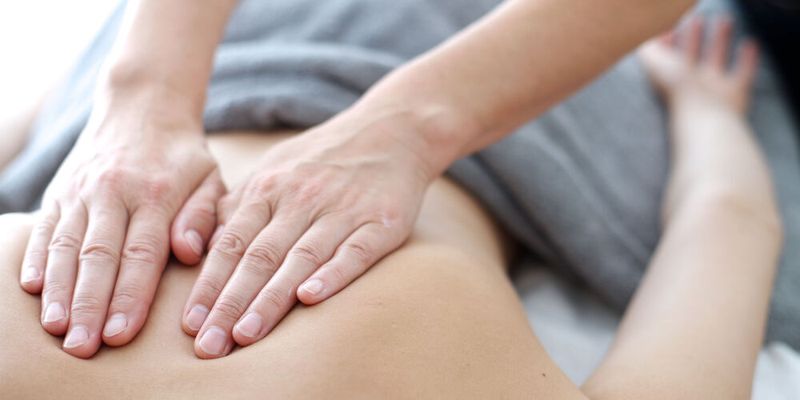 Keine Limo vor der Massage? Etwas Süßes zu essen wird häufig mit entspannenden Situationen in Verbindung gebracht. Eine aktuelle Studie zeigt, dass jedoch tatsächlich die Fähigkeit, sich zu entspannen, durch Zuckerkonsum eingeschränkt ist. (Symbolbild)(Bild: ©  Anna Jurkovska - stock.adobe.com)