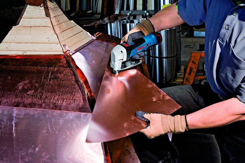Mit dem 1,4 kg schweren Akku-Werkzeug können unterschiedliche Werkstoffe wie Zink, Edelstahl, Kupfer oder Aluminium bearbeitet werden.  Bild: Bosch (Archiv: Vogel Business Media)