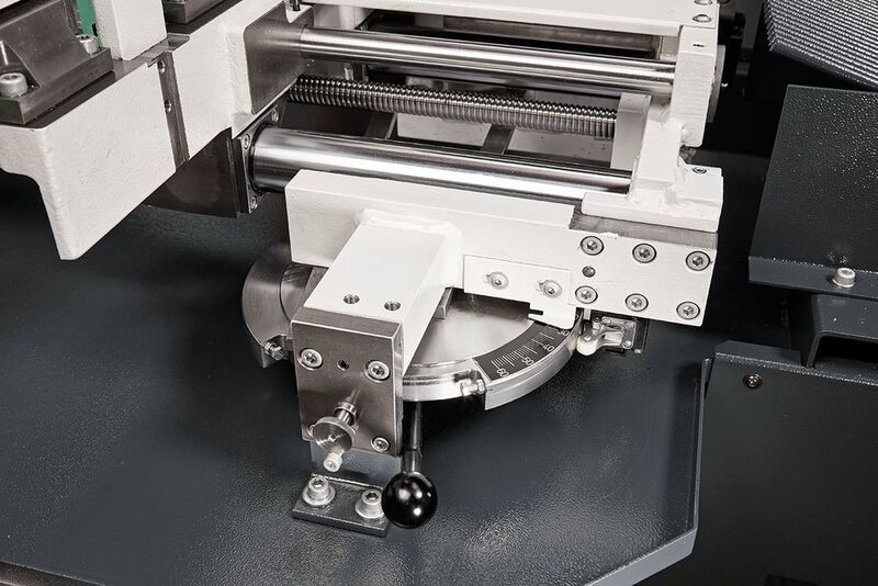 Für beidseitige Gehrungsschnitte zwischen –45° und +60° lässt sich der Winkel stufenlos einstellen. (KASTO Maschinenbau GmbH & Co. KG)