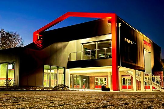 Showroom der Fördertechnik! Das ist der zur Nacht illuminierte Skycube in Ostrhauderfehn in Ostfriesland, den SEH Engineering nun zur Vorführung seiner Fördertechnik und zur Entwicklung neuer Systeme eingeweiht hat. Showroom der Fördertechnik! Das ist der zur Nacht illuminierte Skycube in Ostrhauderfehn in Ostfriesland, den SEH Engineering nun zur Vorführung seiner Fördertechnik und zur Entwicklung neuer Systeme eingeweiht hat.