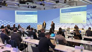 Jeffrey Kilian (Bildmitte), Vorsitzender der Bundesfachgruppe, moderierte die Veranstaltung und führte durch den Tag. (Bild: Schreiner – VCG)