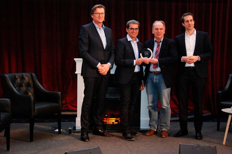 Geschäftsführer Robert Paintinger und Vorstand Reinhard Beyer übergeben den BVdP-Award an die Vertreter der LVM. (Wenz)