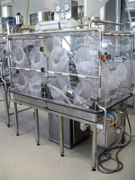 Dispensing-Isolator with a integrated cleaning system and a tablet press (Picture: DEC)