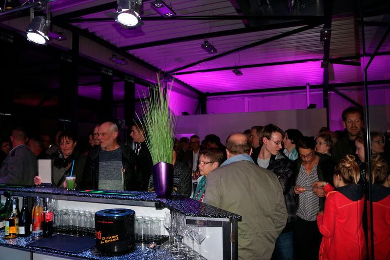 Zur Eröffnungsfeier am 3. November wurde der Showroom zur Party-Meile umfunktioniert. (Penning)