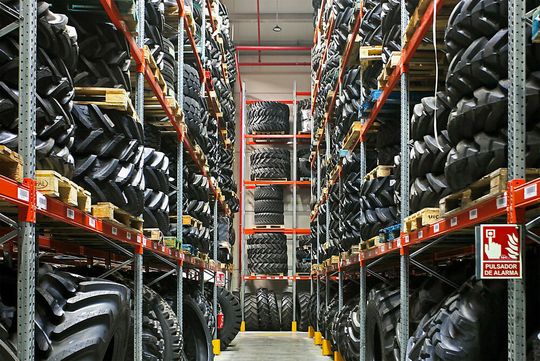 Recambios Frain wächst und wächst. Um für die Zukunft handlungsfähig zu bleiben, hat der Fahrzeugausrüster sich von AR Racking jetzt ein neues Regalkonzept installieren lassen, das unter anderem zigtausend Reifen aller Art aufnehmen kann. Hier die Details ...(Bild:  AR Racking)