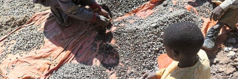 Rohstoffe: Kinder sortieren Steine, die Konfliktmineralien enthalten, an den Ufern des Malo-Sees in Kongo.