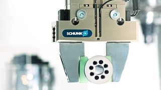 Ab sofort bietet Schunk speziell für die Roboterarme von Universal Robots einen kompletten Greifsystembaukasten, der elektrisch und pneumatisch gesteuerte Greifer, Schnellwechselmodule und Kraft-Momenten-Sensoren umfasst.  (Schunk)