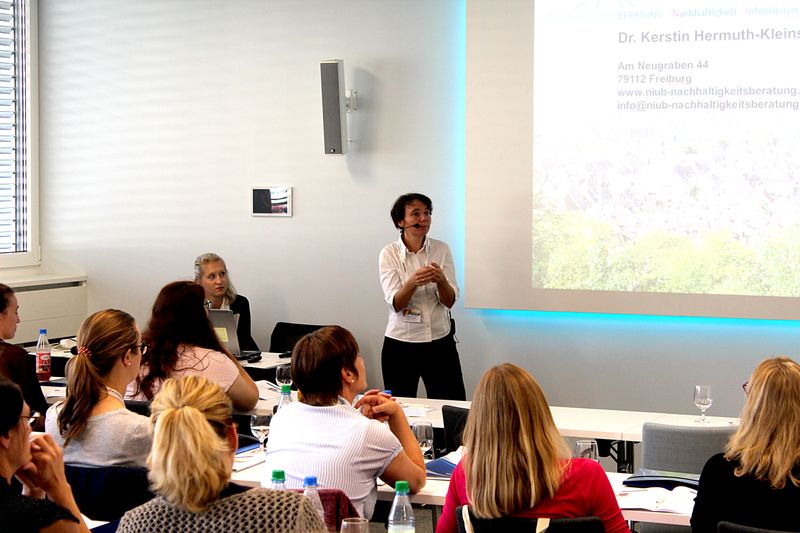 Nach der ersten Pause informiert Dr. Kerstin Hermuth-Kleinschmidt über „Green solvents“ und Nachhaltigkeit in der HPLC. (Bild: LABORPRAXIS)