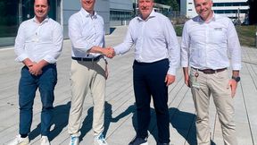 Andreas Lindemann, Geschäftsführer der Neura Mobile Robots (zweiter von rechts), schließt die Übernahme ab. Er und sein Managementteam haben umfassende Pläne für das fahrerlose Transportsystem von Bosch Rexroth. (Bild: Neura Robotics)