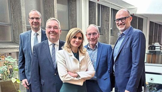 Von links: Andreas Laschke (Stellvertretender Vorsitzender VDMA Fachabteilung Industriearmaturen), Axel Weidner (Vorsitzender VDMA Armaturen), Dr. Laura Dorfer (Geschäftsführerin VDMA Armaturen und VDMA Schweiß- und Druckgastechnik), Gerd Weissenfels (Vorsitzender VDMA Schweiß- und Druckgastechnik), und Michael Everwand, Stellvertretender Vorsitzender VDMA Schweiß- und Druckgastechnik). (Bild:  VDMA)