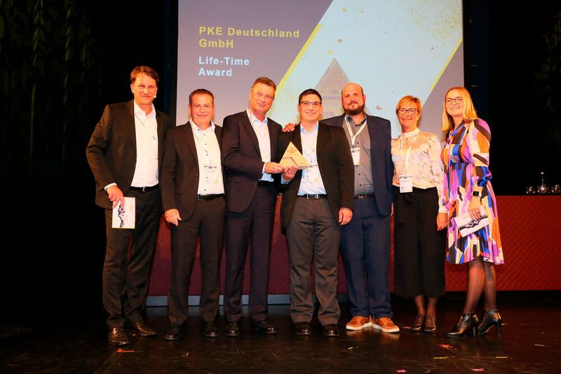 PKE Deutschland wird für die besonders langjährige Partnerschaft mit dem „Life-Time Award“ belohnt. (Bild: Axis)