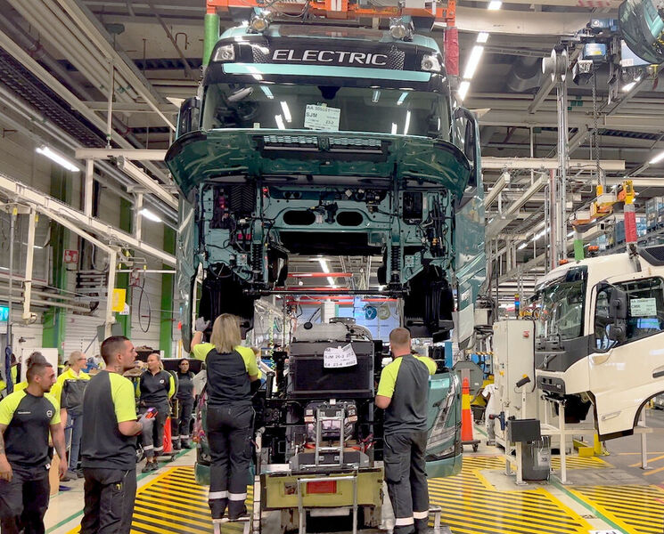 Blick in die Endmontage bei Volvo Trucks, wo gerade ein Elektro-Lkw für seine erste Fahrt klargemacht wird. Rund 44 Tonnen Gesamtzuggewicht bringt dieser auf die Straße. Hat er seine allerletzte Fahrt hinter sich, kann er zu 90 Prozent recycelt werden, betont Volvo Trucks. (Bild: Volvo Truck)