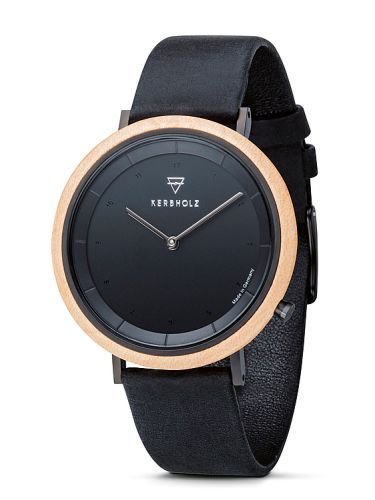 Red Dot Produktdesign 2018: Slim Midnight Maple – Der Korpus dieser Armbanduhr besteht aus Ahornholz. Durch eine konvexe Linienführung fällt dieser besonders dünn aus. Gegen Feuchtigkeit und Witterung wird das Material mit Naturlack versehen, ein Dichtungsring und Spezialkleber schützen vor dem Eindringen von Spritzwasser. Im Inneren befindet sich ein hochwertiges Quarzuhrwerk. Die Metallplatte an der Rückseite des Korpus ist aus Edelstahl gefertigt. Das Armband besteht aus pflanzlich gegerbtem Leder (www.kerbholz.com). Begründung der Jury: Ein überzeugender Mix aus ökologischer Verträglichkeit und Ästhetik – jedes Detail ist gut durchdacht und im Sinne der Nachhaltigkeit eingesetzt. (Bild: Red Dot/)