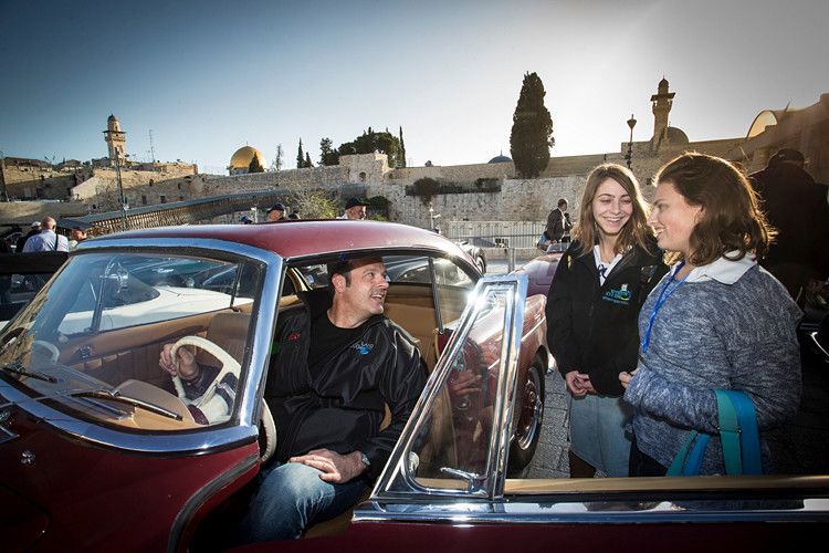 Ständig gab es entlang der Route herzliche Begegnungen mit Einheimischen, die sich für die Oldtimer begeisterten und interessierten. (Foto: BMW/Gudrun Muschalla)