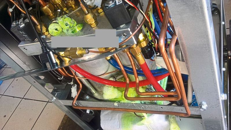 Schöner Sch ..: Wer solch eine Schaumbildung bei seiner R1234yf-Klimaservicestation entdeckt, darf sich gleich nach einer neuen umsehen. Die „Polymerisierung“ hat sie zerstört.(Bild:  Lamm)