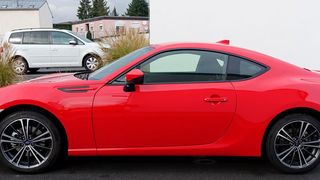 Sportwagen wie die Toyota Celica, das Fiat Coupe, Alfa Romeo GTV oder auch der frühe Audi TT stehen für kompromisslose Fahrmaschinen ohne Anspruch auf Komfort und viele Assistenzsysteme. In diese Fußstapfen ist Subaru mit dem BRZ getreten. (Sven Prawitz)