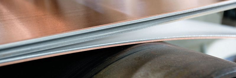 Beim Kaltwalzplattieren werden unterschiedliche Bänder zu einem Band gewalzt. Ihre unterschiedlichen Eigenschaften bringen sie in den neu entstandenen Werkstoff ein.(Bild:  Wickeder Westfalenstahl/Markus Heimbach, Hamburg)
