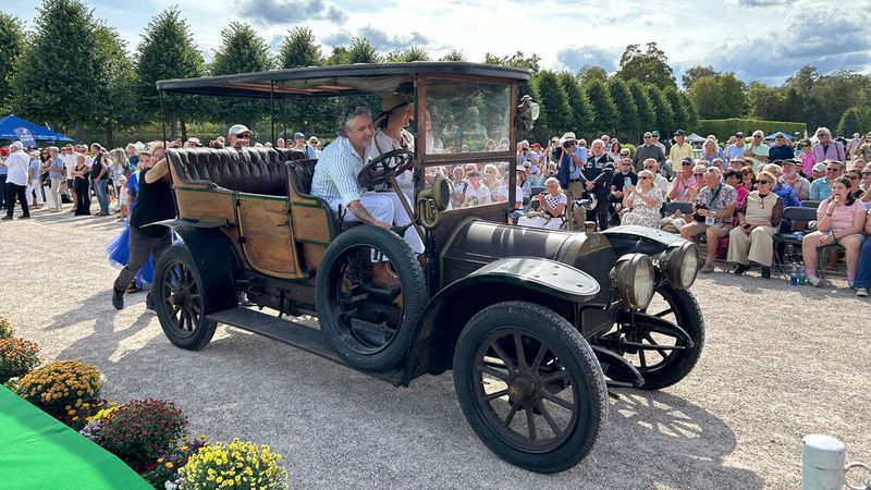 Dem 119 Jahre alten Peugeot 96B Double Phaeton – Platz 3 in der FIVA-Altersklasse B (1905 bis 1918) – blieb die Fahrt über die Präsentationsrampe erspart. Das Schieben begründet sich mit dem Aufwand für das Starten des Motors. (Bild: Peter Diehl)