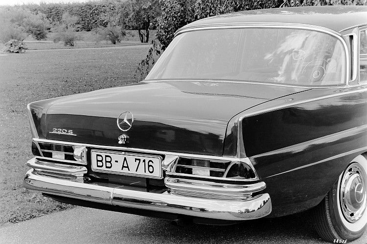 Die modischen Auswüchse am Heck wurden von Mercedes bereits damals verschämt als Peilhilfe zum Rückwärtsfahren ausgegeben. (Foto: Daimler)