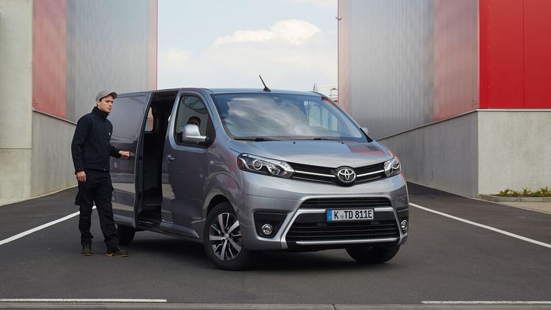 Der Proace Electric ist ein weiteres Ergebnis der Zusammenarbeit von Toyota mit dem Stellantis-Konzern, und teilt sich die Technik mit den baugleichen Peugeot E-Expert, Citroën E-Jumper und Opel Zafira-E.  (Bild: Toyota)