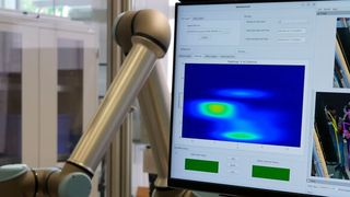 Wo befinden sich die menschlichen Mitarbeiter des Cobots während seiner Arbeit am häufigsten? Wann und wie kommen sie ihm so nahe, dass er seine Bewegungen verlangsamen oder einstellen muss? Im Projekt Robodashcam werden diese Daten gesammelt und von einer KI ausgewertet, um den Prozess bei gleichbleibender Sicherheit zu optimieren.  (Bild: Sandro Kipar/VCG)