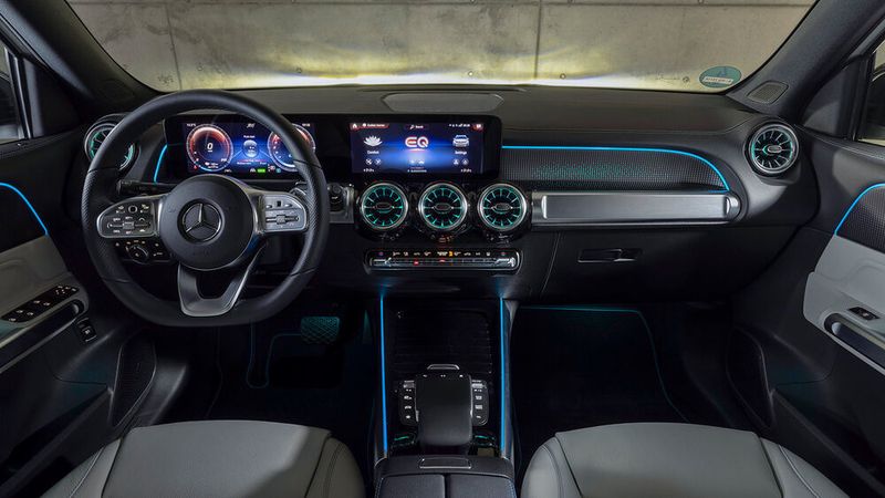 Das Cockpit mit seinen beiden großen Bildschirmen ist nicht mehr der allerneueste Mercedes-Standard.  (Mercedes-Benz)