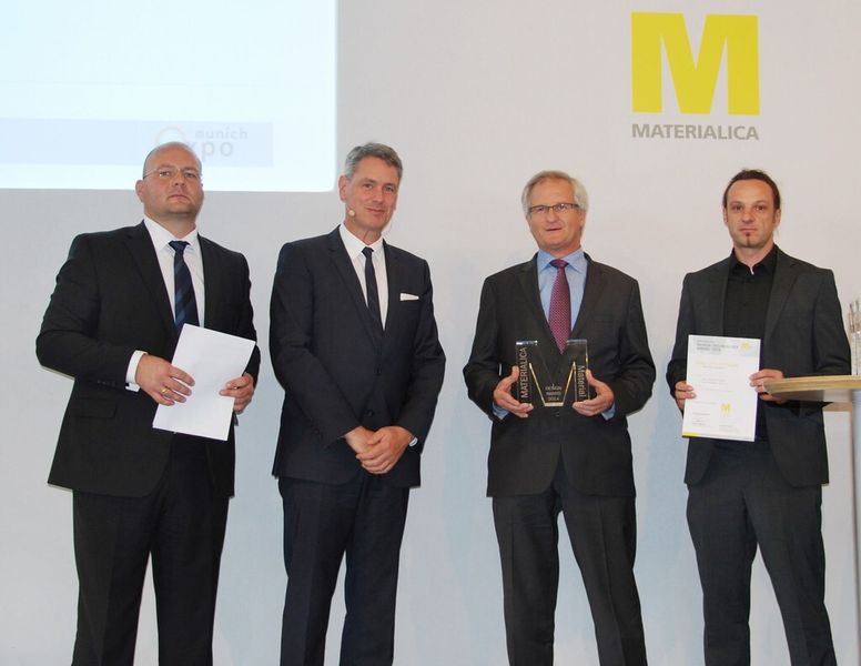 Norbert Sommer (2.v.r.), Leiter Entwicklung Türsysteme Brose Gruppe, und Michael Thienel (rechts), Projektleiter Brose Vorentwicklung Leichtbautürsysteme, nahmen im Rahmen der internationalen Fachmesse Materialica in München den Best-of Award in der Kategorie Material für das Brose Leichtbautürsystem aus endlosfaserverstärktem Thermoplast von Christian Trassl (links), Geschäftsführer und stellvertretender Bereichsleiter Kunststoffe der Neue Materialien Bayreuth, und Robert Metzger (2.v.l.), Geschäftsführer der MunichExpo Veranstaltungs GmbH, entgegen. (Bild: Brose)