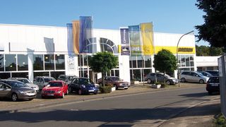 Die Moselstraße in Neuss ist der Hauptsitz des Unternehmens. Hier verkauft die Dresen GmbH auf 20 000 m² Fahrzeuge der Marken Opel, 
Chevrolet, Ford, Citroën und Honda. (Archiv: Vogel Business Media)