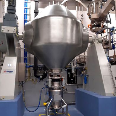 Instalación de Italvacuum en una planta de sala limpia: secador al vacío de doble cono con válvulas de separación (Imagen:Italvacuum)