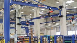 Die Säulenschwenkkrane in der Pumpenwerkstatt der RWE Power AG in Elsdorf ermöglichen eine effiziente und ergonomische Wartung von Pumpen. (Bild: Vetter Krantechnik)