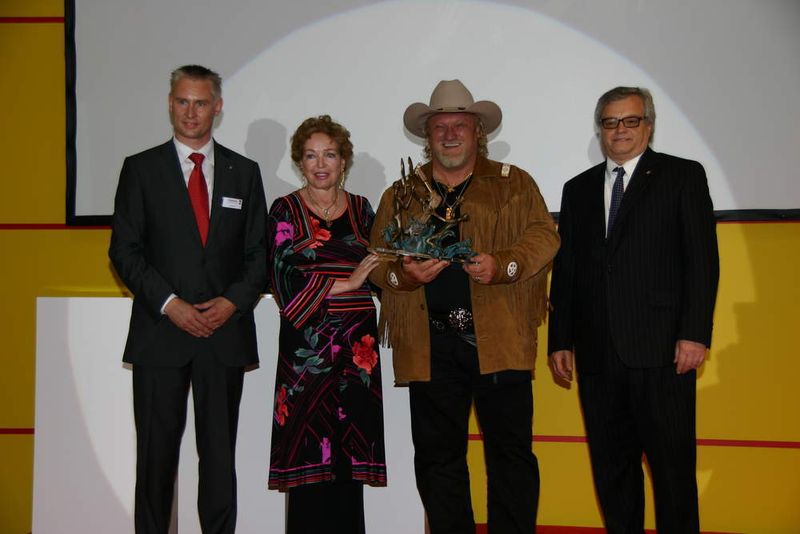 Preisträger in der Kategorie „Base Business“ Enrico Grassi, Präsident des italienischen Systemhauses Elettric80 (2.v.r.) mit Laudator Duilio Tissino, Geschäftsführer Fanuc Robotics Italien (r.) und Gerald Mies, Geschäftsführer Fanuc Robotics Deutschland und die Künstlerin Diane von Württemberg. (Archiv: Vogel Business Media)