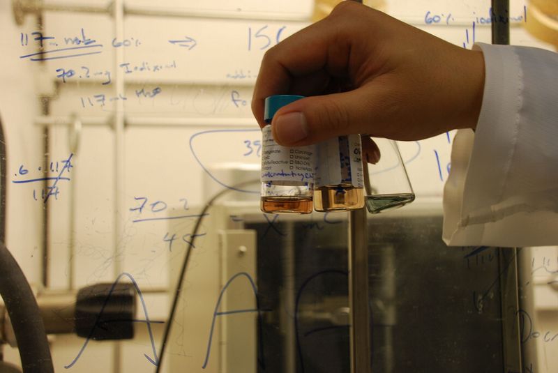 Bei der Herstellung von Kohlenstoff-Nanoröhrchen entstehen eine metallische und eine halbleitende Variante. Für die Nutzung als elektronische Bauelementen sind nur letztere geeignet. (Foto: IBM Research)