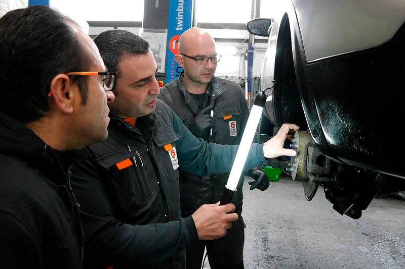 Im Gespräch mit dem Kunden ist Sinan Cenan ganz in seinem Element: „Das Persönliche ist meine Stärke.“ (Bild: Christine Winkler)