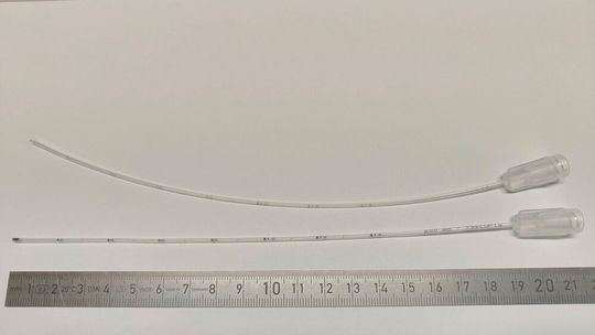 Beispiele dafür, wie mittels Atmosphärendruck-Plasmabeschichtung die Bedruckbarkeit von Fluorkunststoffen verbessert wird. Man beachte das sehr scharfe Druckbild ...(Bild:  Innovent e. V.)