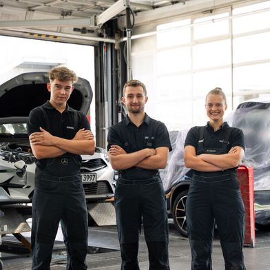 Die Vize-Landesmeisterin Katharina Sebesta mit den Innungssiegern Moritz Kailing und Jonas Bonn (von rechts). (Bild: Kunzmann)