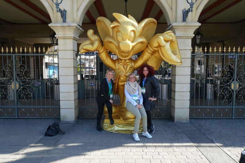 Für einige Dinge sind wir nie zu alt (v. l.) Kirsten Meier (noris network) mit Stephanie Steen und Besa (IT-BUSINESS). (Bild: IT-BUSINESS)