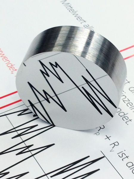 Bild 10: Maschinell polierter Formeinsatz aus pulvermetallurgisch gefertigtem Stahl der Sorte  1.2803. (Bild: Mahr)