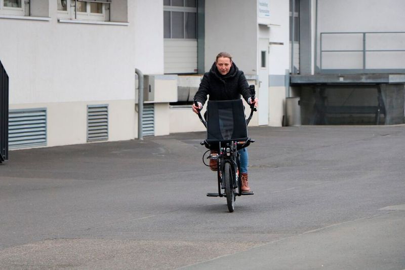 Für mich persönlich war die Runde über den Hof der erste Versuch mit einem Lastenrad – man sieht es mir möglicherweise an... (Bild: Ute Drescher - konstruktionspraxis)