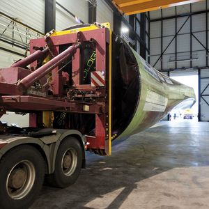 Prüfungen für die Zertifizierung können im Fraunhofer-IWES an Rotorblättern bis 90 m Länge vorgenommen werden.