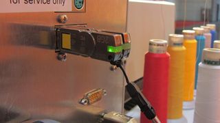Stickmaschine von hinten: Die Schutzhardware CmDongle steckt auf einer Stickmaschine und schützt und lizenziert Embedded-Software. (Bild: Wibu-Systems)