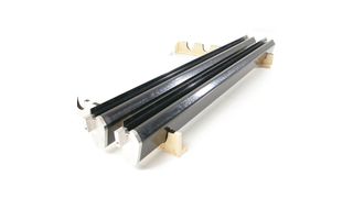 Die ressourcenschonende, bionische Faserablage ist die Spezialität von Biontec aus St. Gallen. Das Bild zeigt CFK-Messerbalken für Walzwerke, die mittels Ultrahochmodul-Fasern (E=640GPa) verstärkt wurden und so ausgelegt sind, dass ihre Durchbiegung beim Anpressen an die Walze genau der Bombierung der Walze entspricht, heißt es. (Bild: Biontec)