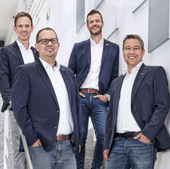 Schon in den letzten Jahren hat das Management Board (v.l.n.r. bestehend aus: Markus Kohler, Jörg Scholl, Roland Bertler und Martin Pühl) gemeinsam mit Hans Steiner das Unternehmen geführt. Über die Zeit hat sich ein eingespieltes Team entwickelt, welches an der Spitze dataTecs auf Augenhöhe diskutiert, fachliche sowie Führungserfahrung mitbringt und auch künftig gemeinsam das Unternehmen leiten wird.(Bild:  dataTec)