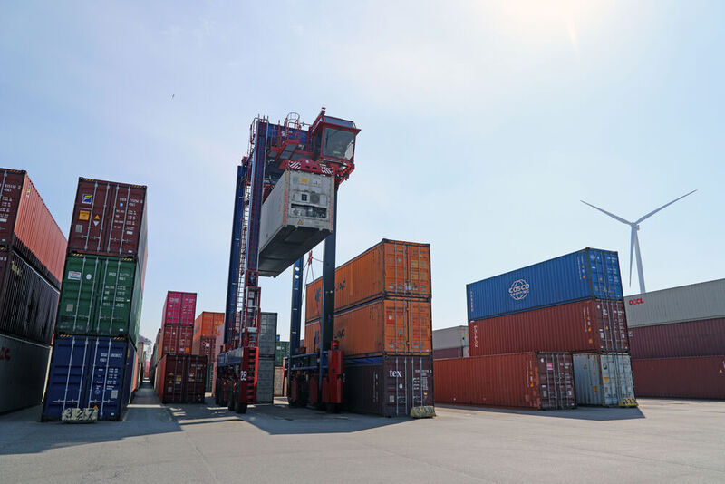 Am Hamburger Containerterminal Tollerort (CTT) haben jetzt acht neue emissionsarme Hybrid-Van-Carrier ihre Arbeit aufgenommen.