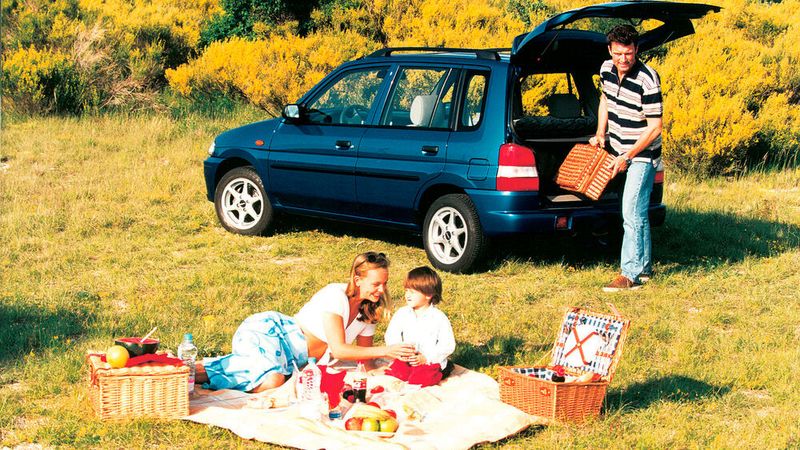 Wer kennt ihn noch: Ein Jahr vor dem Start der Mercedes A-Klasse punktete der variable Mazda Demio bei Familien und Senioren als Micro-Van. Sein Verkauf startete im Oktober 1996 in Japan, während der Import nach Deutschland und Europa im August 1998 begann. Er ist der Vorgänger des Mazda2 und war zwischen dem Mazda 121 und dem Mazda 323 angesiedelt. Bis Ende 1999 wurden annähernd 380.000 Einheiten produziert.  (Bild: Mazda)