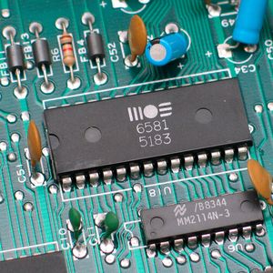 THT: Durchsteckbauteile auf der Leiterplatte eines Commodore-64-Heimcomputers aus der Mitte der 1980er-Jahre.(Bild:  MOS6581 chtaube061229 /Christian Taube / CC BY-SA )