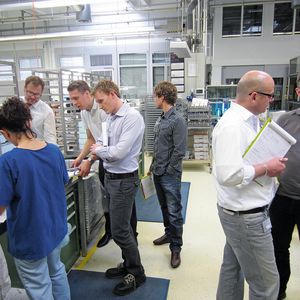 Die Zahlen, Daten und Fakten für die Bearbeitung eines Wertstromes werden nicht aus dem ERP-System herausgelesen, sondern vor Ort an der Maschine/am Arbeitsplatz persönlich aufgenommen.